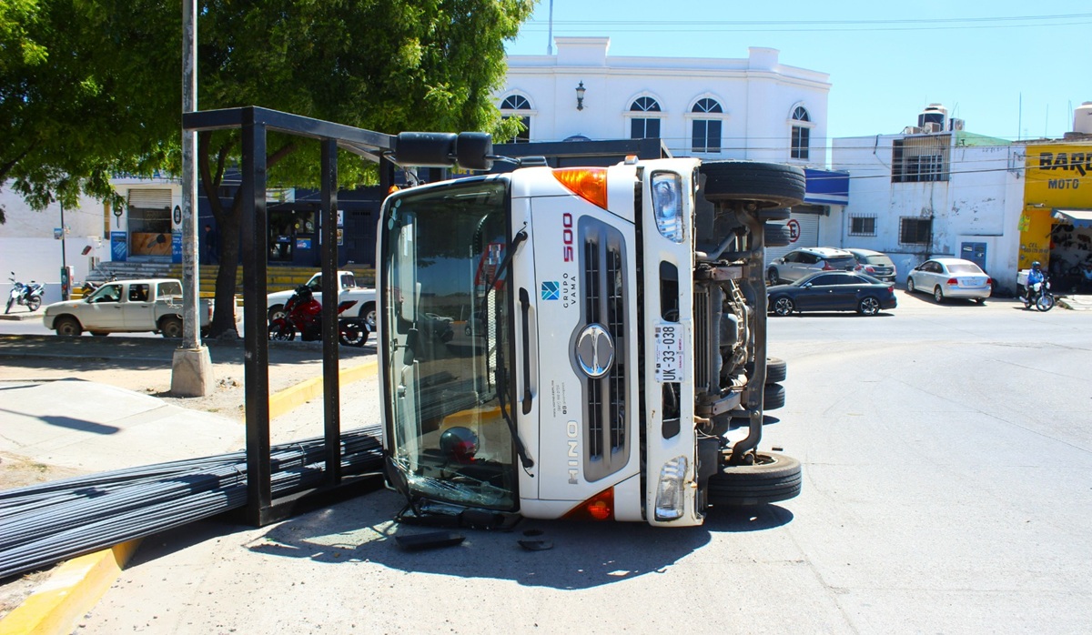 Vuelca camión de carga en Mazatlán
