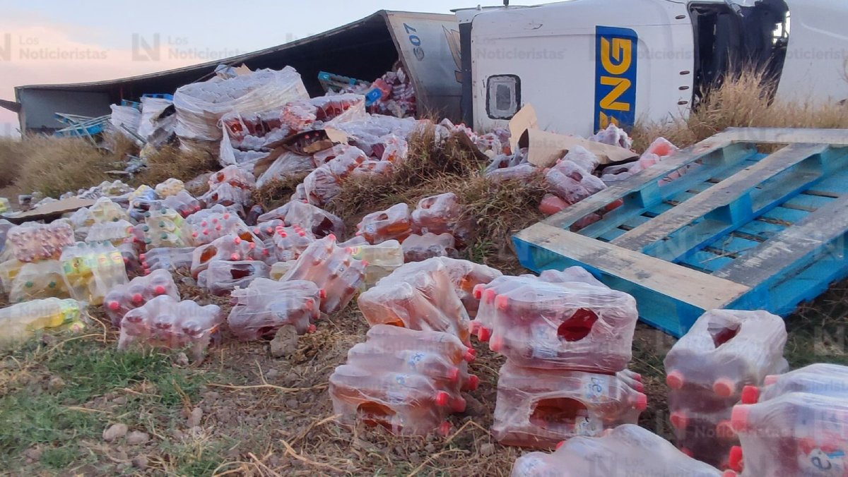Tráiler cargado con bebidas vuelca sobre la México 15, en San Miguel Zapotitlán, en Ahome