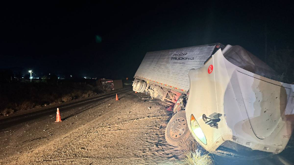Tráiler con dos cajas refrigeradas vuelca sobre la México 15 en San Miguel Zapotitlán, Ahome
