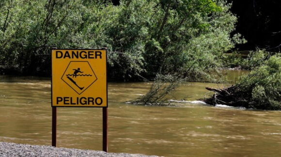 Lamenta PC que la gente destruya letreros de advertencia de riesgos en el rio y esto provoque tragedias