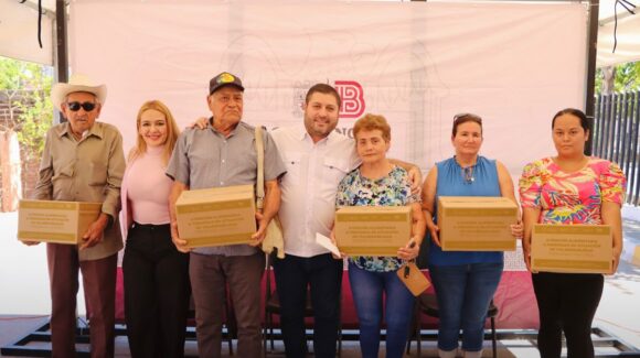 Alcalde de Badiraguato visita sectores de la alcaldía central y entrega apoyos alimenticios