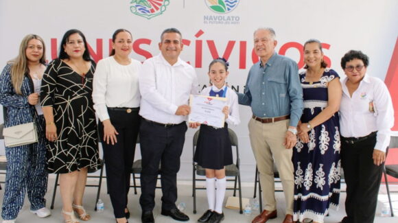 Alumna de Navolato gana plata en concurso internacional de ciencia; recibe reconocimiento del alcalde