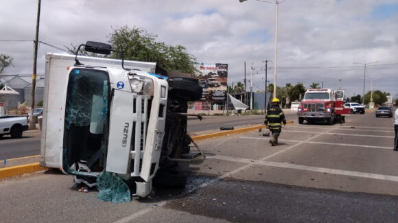 Aparatoso choque y volcadura deja dos personas adultas lesionadas en San Pedro, Navolato