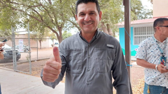 Director General de Icatsin, Armando Camacho emite su voto y llama a la participación ciudadana