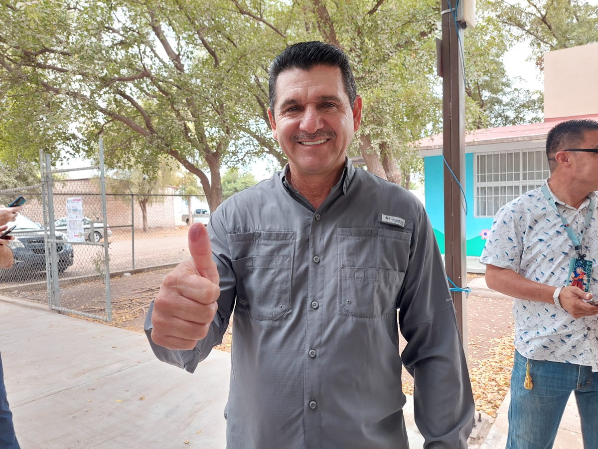 Armando Camacho emite su voto al PJ