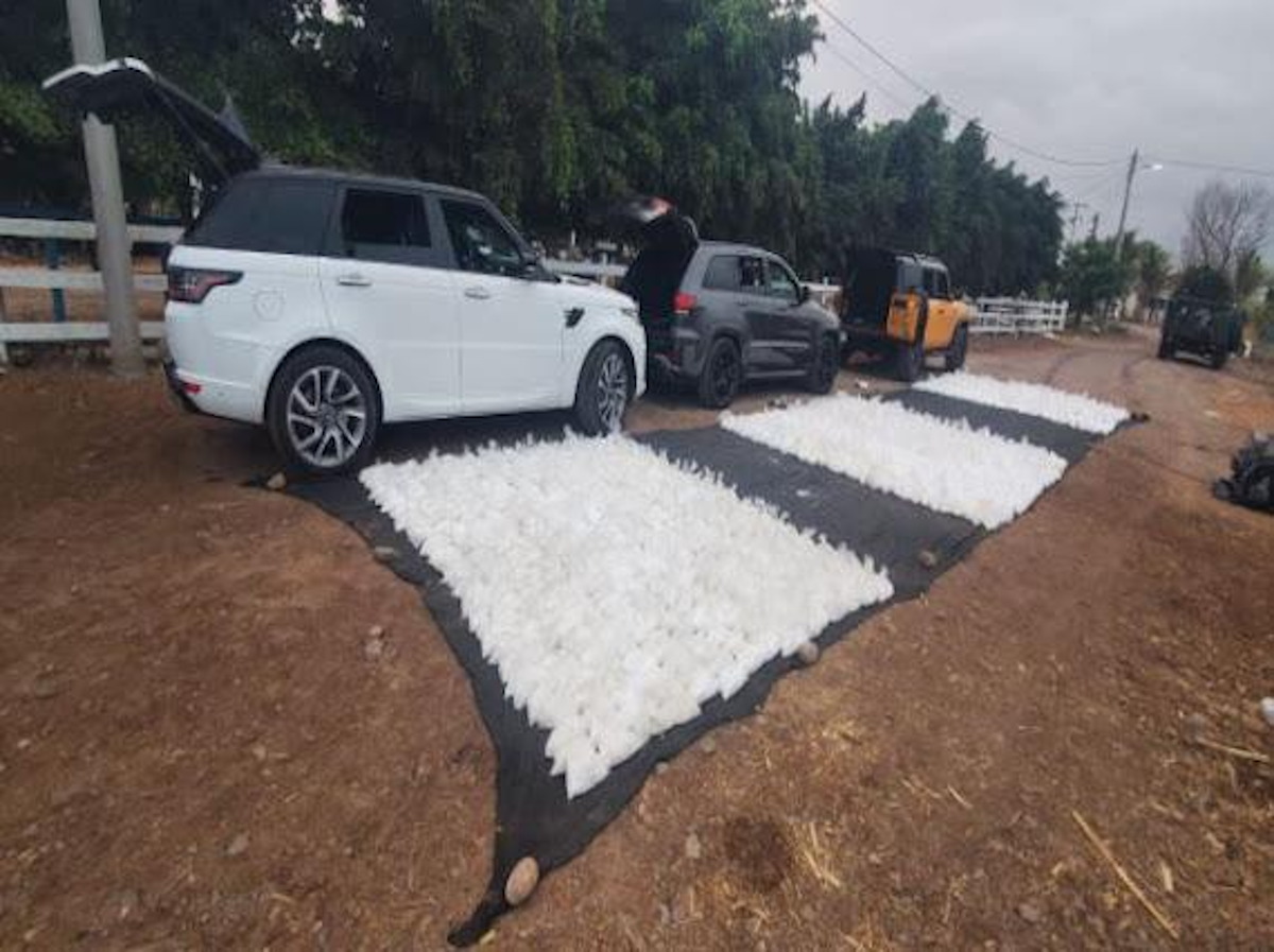 Aseguran carros con 746 kilos de metanfetamina en Culiacán