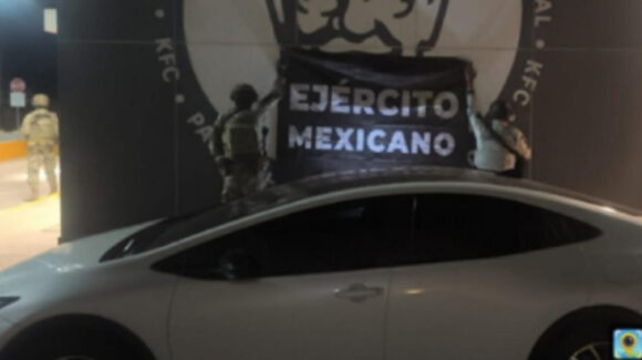 Recuperan vehículo con reporte de robo en plaza comercial de la colonia El Barrio, en Culiacán