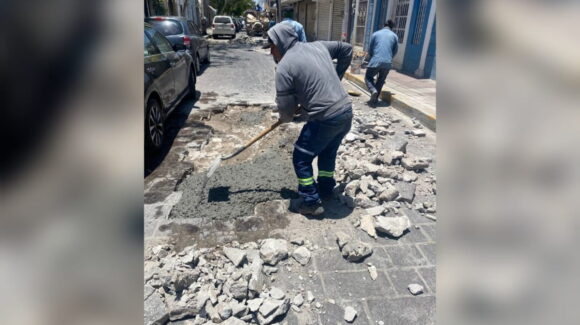 Avanza bacheo en el primer cuadro de Mazatlán; Tránsito recomienda rutas alternas