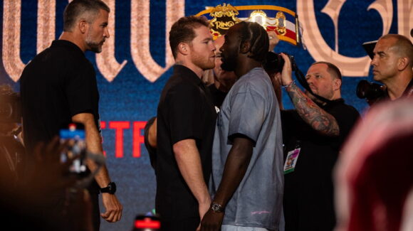 Canelo Álvarez y Crawford protagonizan intenso cara a cara previo a pelea