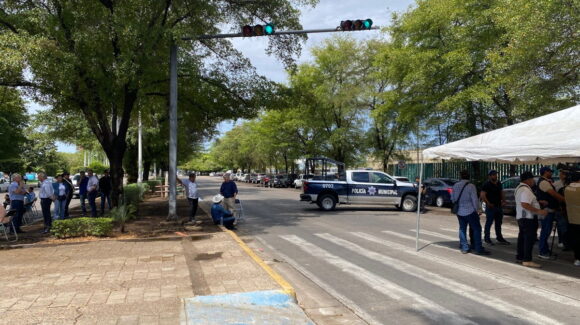 ¡Exigen entrega de fertilizante! Cañeros se manifiestan y bloquean avenida Insurgentes frente a Palacio de Gobierno