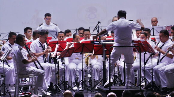 Cautiva la Banda Sinfónica de la SEMAR a Mazatlán en el Teatro El Cid