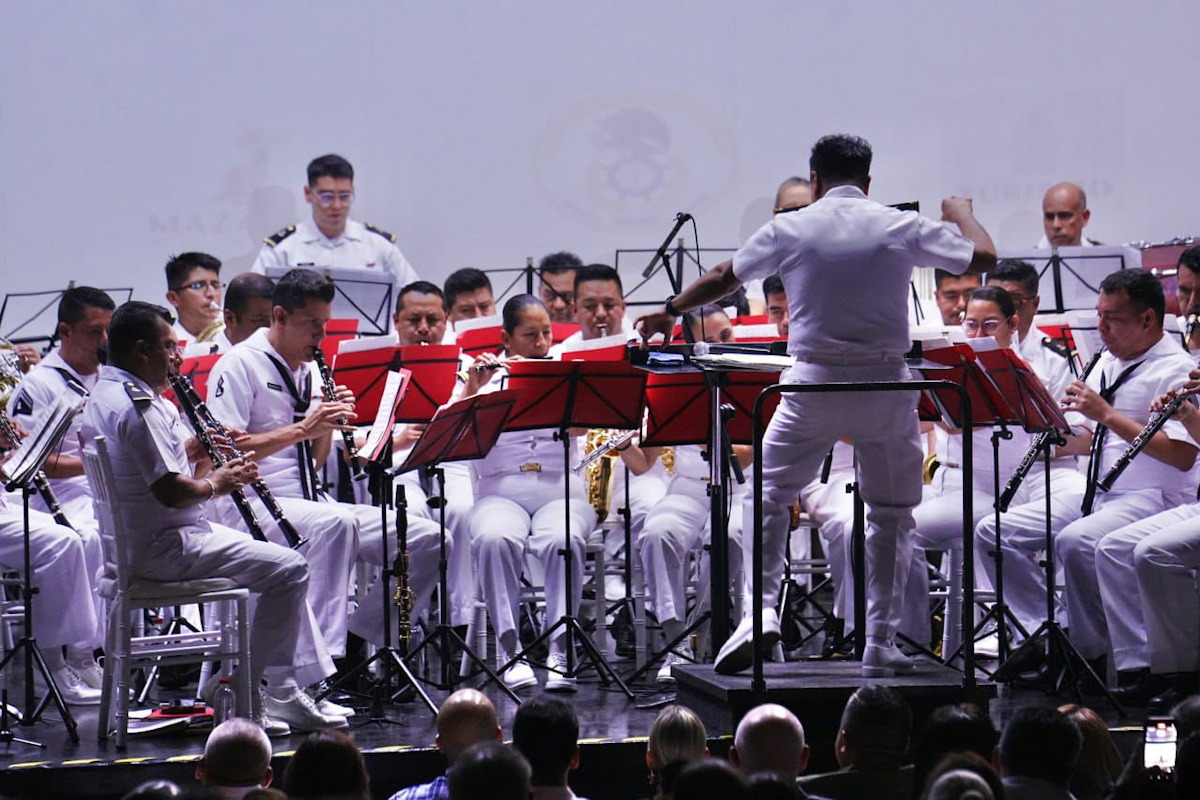 Cautiva la Banda Sinfónica de la SEMAR a Mazatlán en el Teatro El Cid