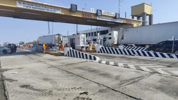 Cerrado un carril en caseta ‘Las Brisas’, en Angostura, por maniobras de retiro de la unidad que dejó a tres personas sin vida
