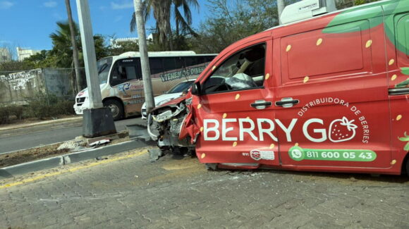 Fuerte choque de camioneta contra alumbrado público en Mazatlán