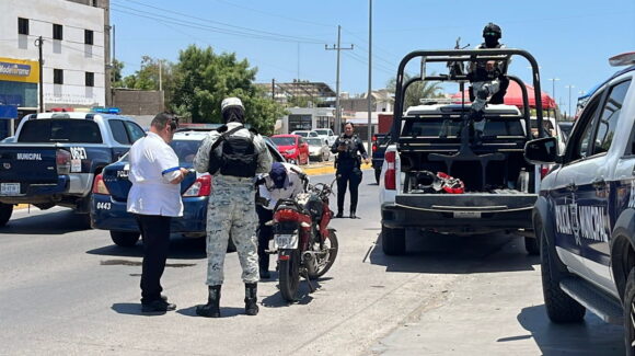 Choque de patrulla de la Guardia Nacional y motociclista deja daños materiales en Guasave