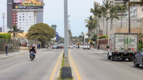 Reducen circulación vial en Avenida Camarón Sábalo por trabajos de obra pública en Mazatlán