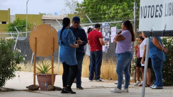 Con retraso y fila de asistentes a votar arranca la jornada para elegir Jueces y Magistrados en el CAM de Cedros