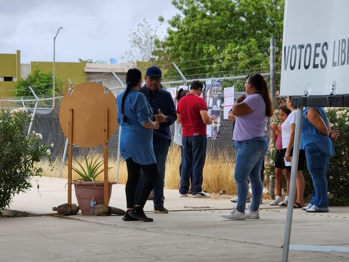 Con retraso y fila de asistentes a votar arranca la jornada para elegir Jueces y Magistrados en el CAM de Cedros