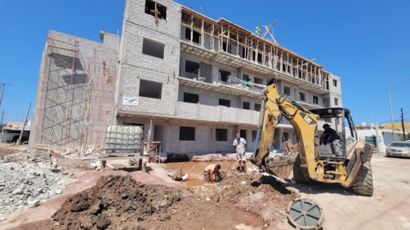 Rompe constructora tubería y deja sin agua a cuatro colonias de Mazatlán este martes