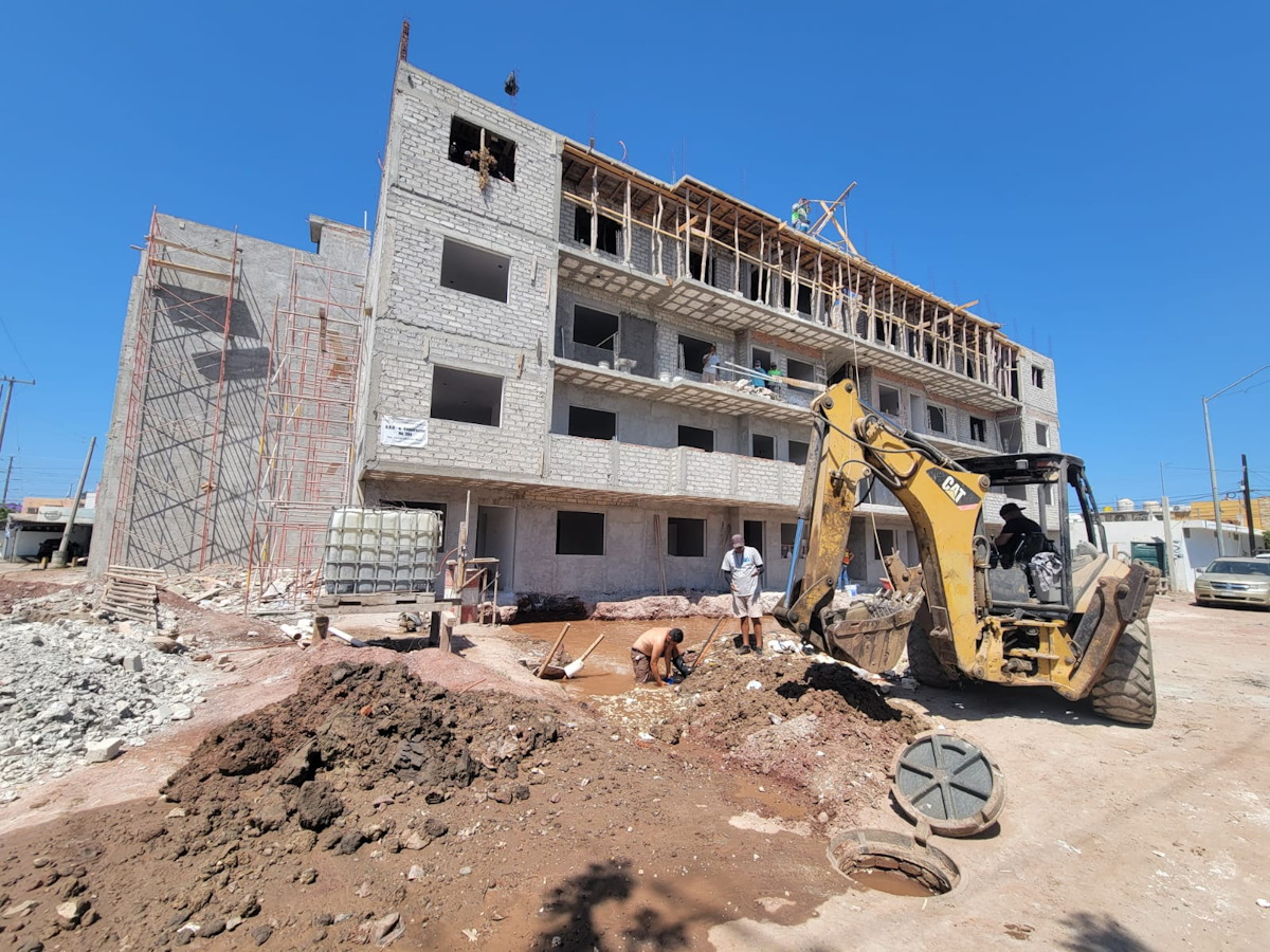 Constructora rompe tubo de agua