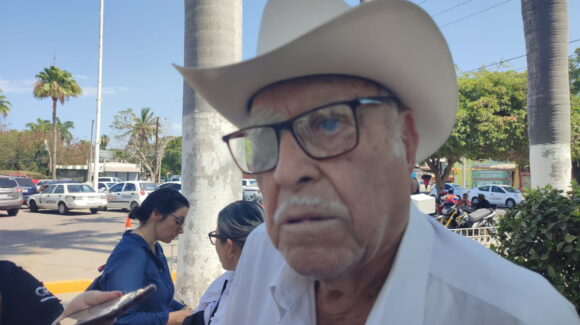 Claman ayuda en la colonia Teresita de Los Mochis; ciudadanos teme se pueda inundar su casa ante tanto escombro
