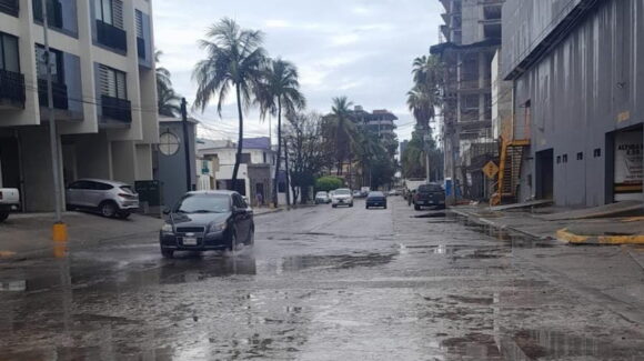 Desprendimiento de roca deja un lesionado tras lluvias en Mazatlán