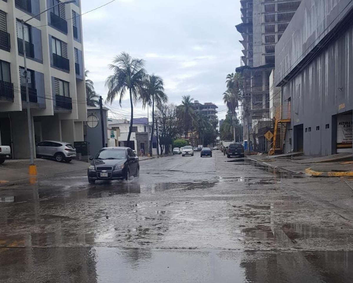 Desprendimiento de roca deja un lesionado tras lluvias en Mazatlán