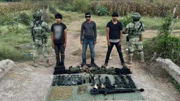 Detienen a tres personas y aseguran arsenal durante operativo en Elota, Sinaloa