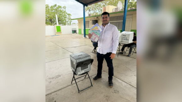 Diputado Rodolfo Valenzuela acude a votar y destaca participación ciudadana