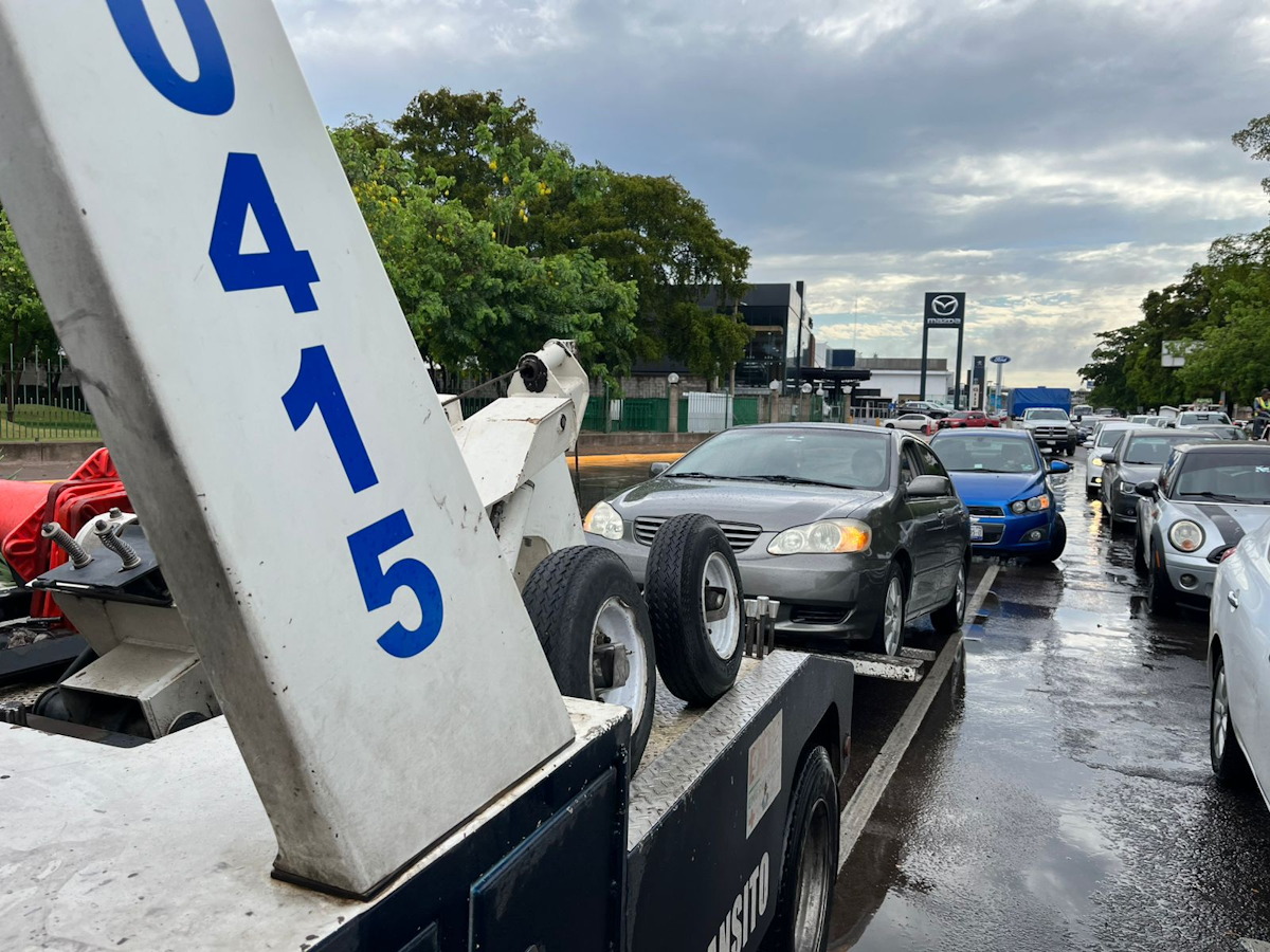 Durante lluvias en Culiacán elementos de la SSPyTM atendieron a cuatro conductores