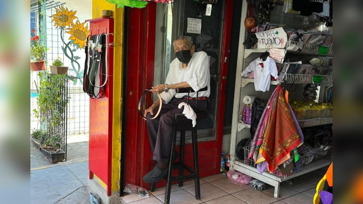El señor de los Cintos en Los Mochis en su negocio