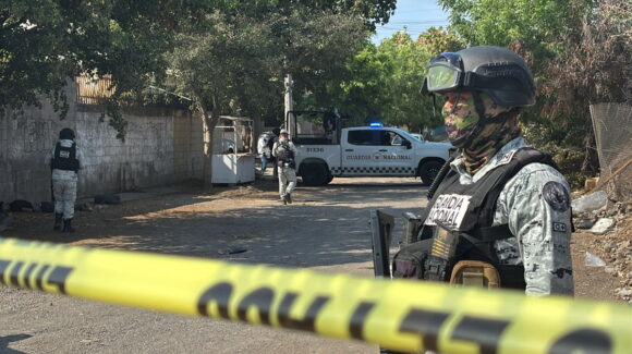 Encintado de los ojos y con mensaje en cartulina hallan ejecutado a un joven en Real del Parque, Culiacán
