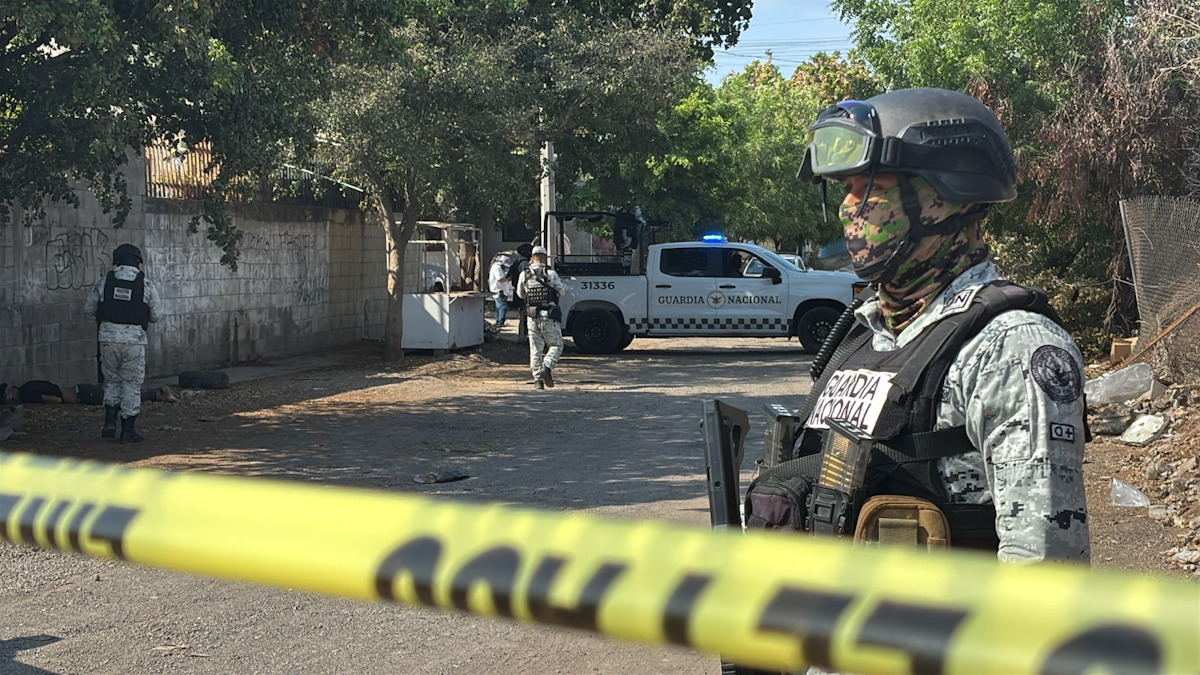 Encintado de los ojos y con mensaje en cartulina, localizan ejecutado a balazos a un hombre en el fraccionamiento Real del Parque en Culiacán