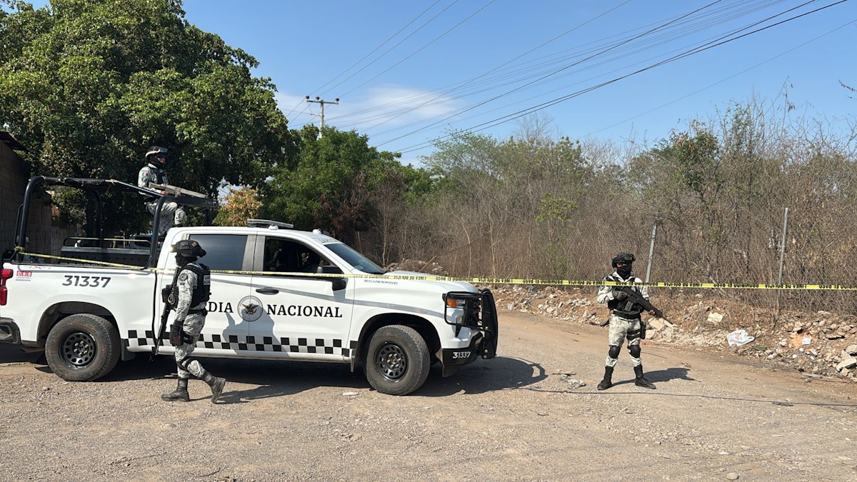 Encintado de los ojos y con mensaje en cartulina, localizan ejecutado a balazos a un hombre en el fraccionamiento Real del Parque en Culiacán