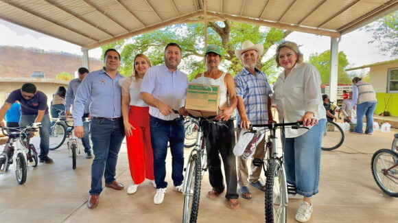 Eneyda Rocha y José Paz López entregan apoyos alimenticios en comunidades de Badiraguato
