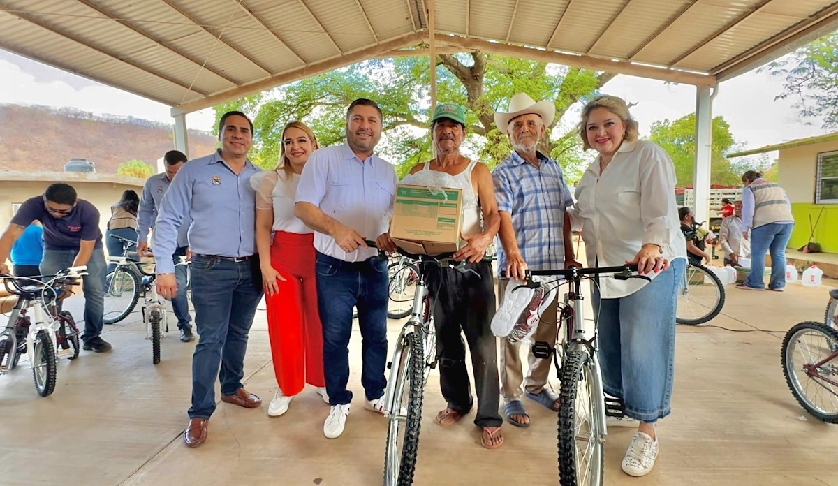 Eneyda Rocha y José Paz López entregan apoyos alimenticios