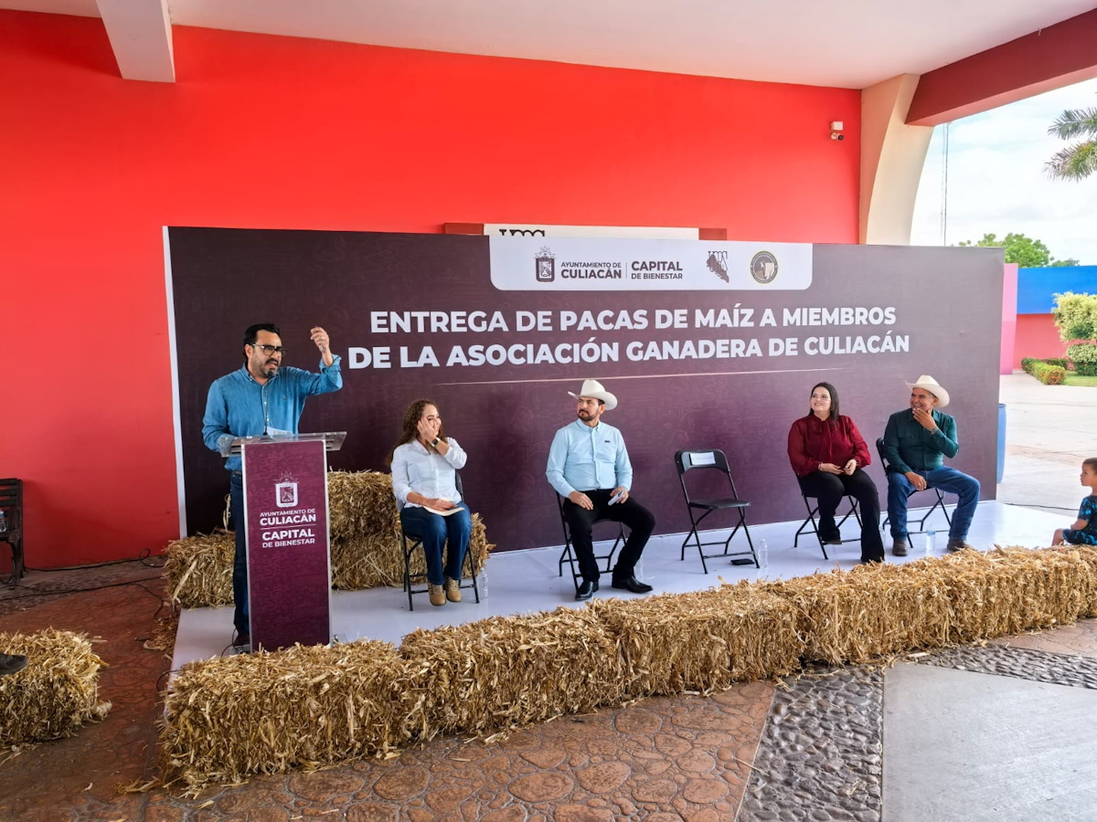 Entrega Juan de Dios Gámez 35 mil pacas a ganaderos de Culiacán