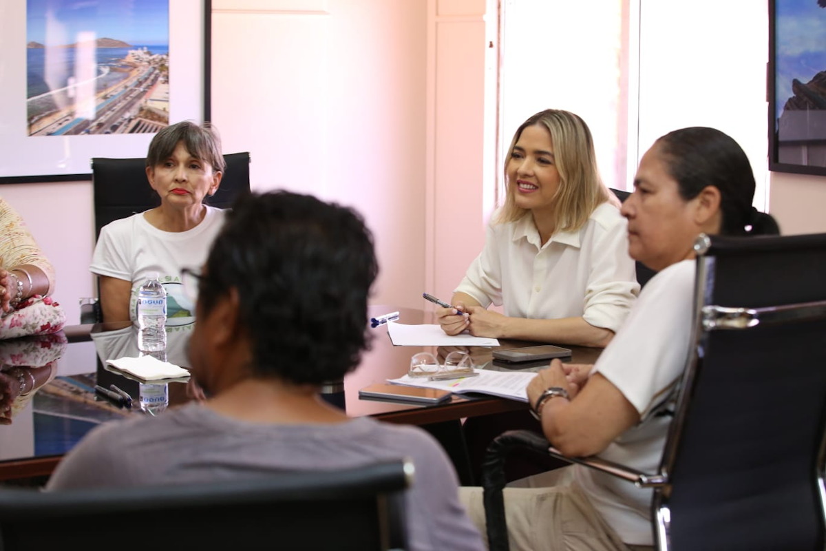 Estrella Palacios en reunión