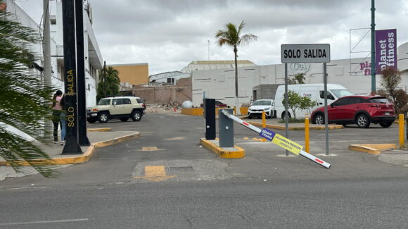 Dañan plumas de acceso en estacionamiento de Gran Plaza Mazatlán