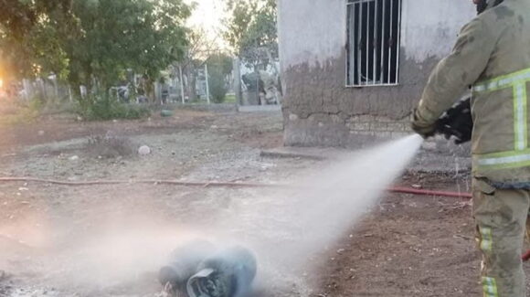 Pérdidas totales dejó el incendio de una vivienda en Guasave