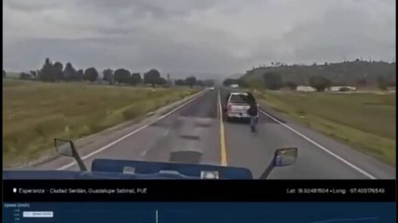 Inseguridad en carreteras de Puebla; traileros logran esquivar a delincuentes (videos)