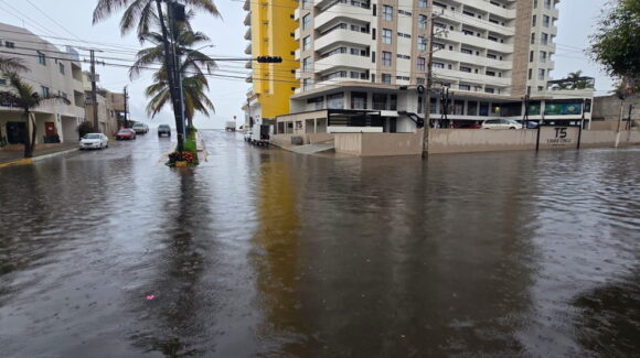 ¡Combinación perfecta! Lluvias y marea alta dejan vialidades anegadas en Mazatlán