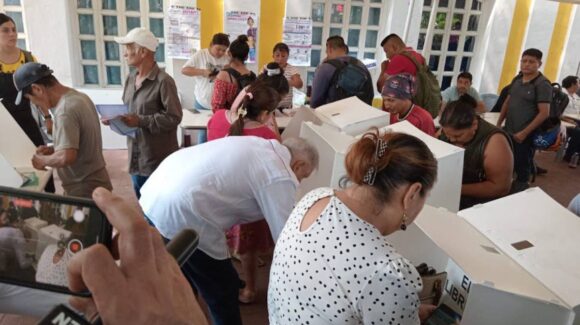 Andrés Manuel López Obrador emite su voto en la elección al Poder Judicial, en Chiapas