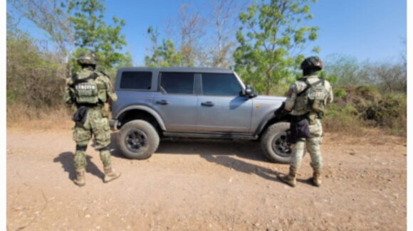 Militares aseguran un vehículo con reporte de robo y cartuchos en Culiacán
