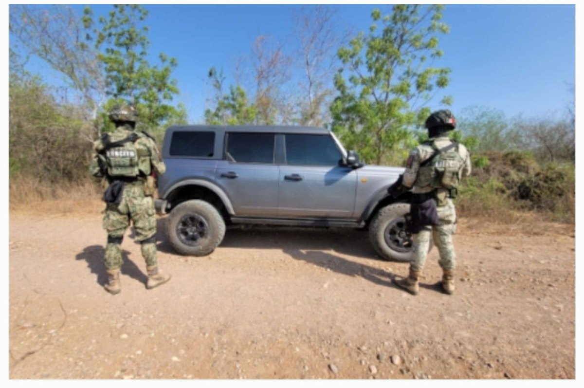 Militares aseguran un vehículo con reporte de robo y cartuchos en Culiacán