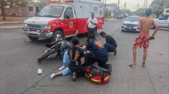 Mujer lesionada y daños materiales deja accidente entre camioneta y motocicleta en Mazatlán