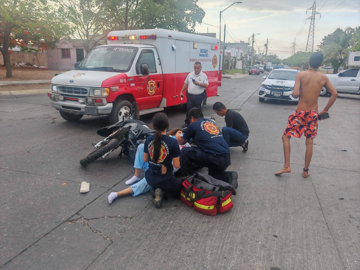 Mujer lesionada y daños materiales deja accidente entre camioneta y motocicleta en Mazatlán
