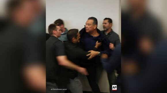 Senador Alex Padilla es expulsado de conferencia en California tras intentar cuestionar a Kristi Noem