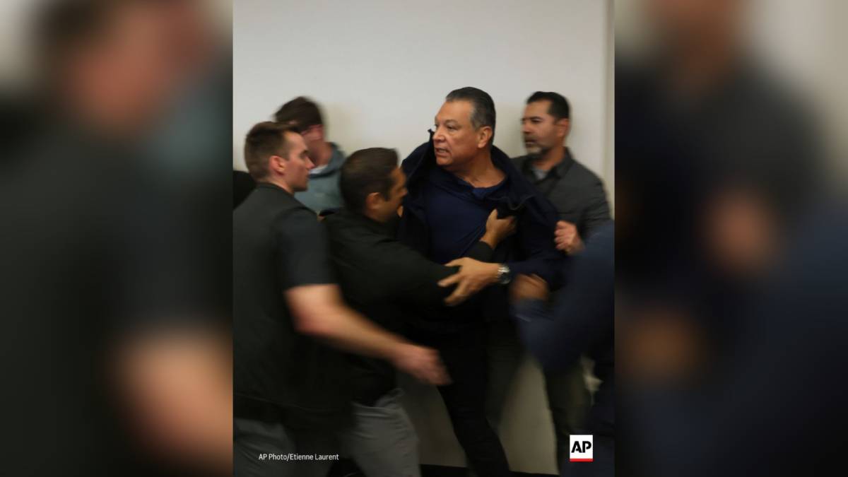 Senador Alex Padilla es sacado a la fuerza de conferencia de Kristi Noem en Los Ángeles