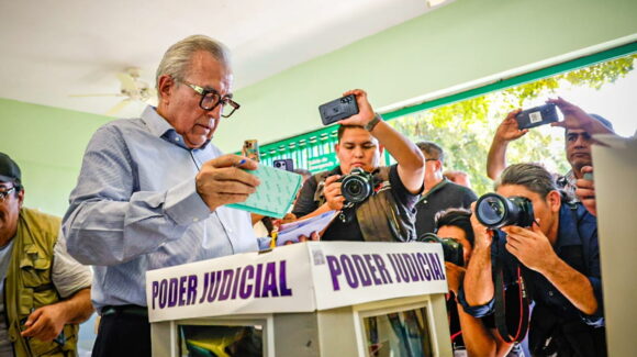Rocha ejerce su voto; ‘los que participen serán más que los 128 senadores que elegían la SCJN’